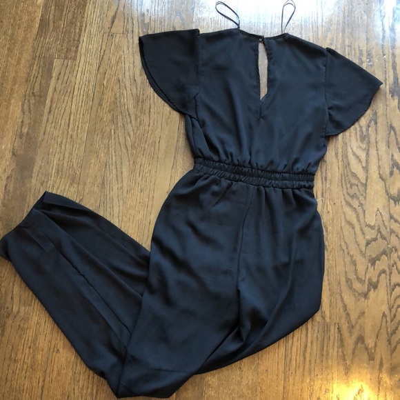 Classic Chic Lightweight V-Neck Snatch Waist Wing Shoulder Jumpsuit - Picture 5 of 5